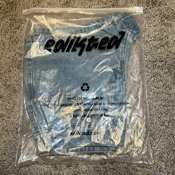 Jean shorts with heart pockets and white bows - Picture 3 of 4